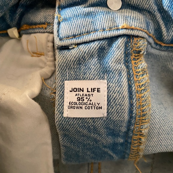 ZARA LIGHT WASH CUT OFF JEAN SHORTS - Picture 4 of 6